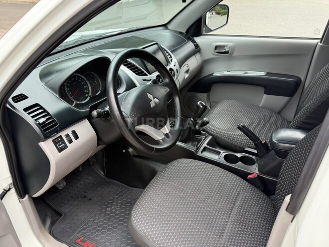 Mitsubishi L200-11