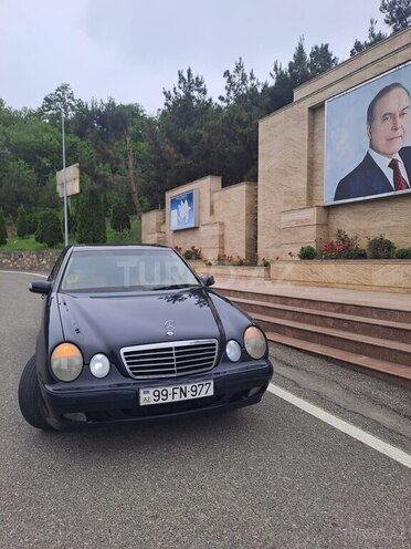 Mercedes E 240-1