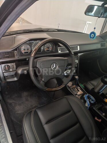 Mercedes 230 E-2