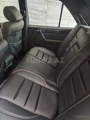 Mercedes 230 E-12