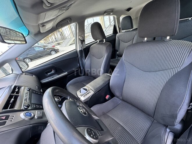 Toyota Prius V-15