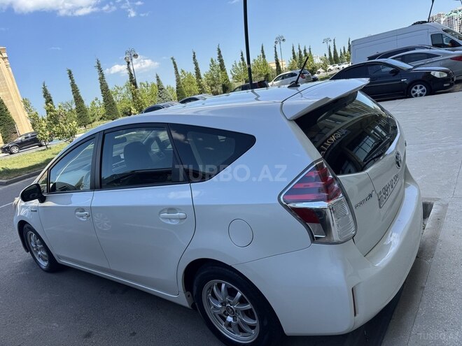 Toyota Prius V-5