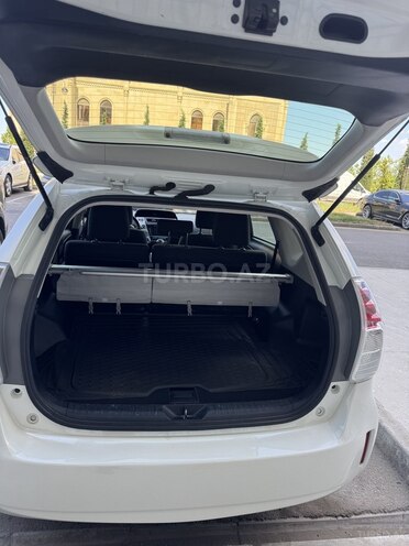 Toyota Prius V-20