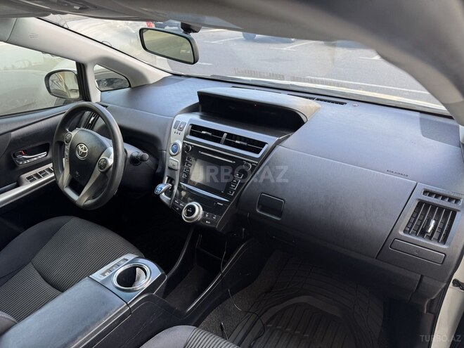 Toyota Prius V-11
