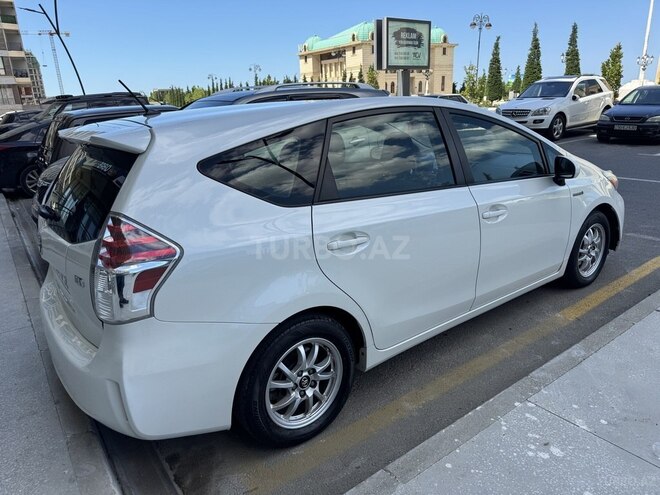 Toyota Prius V-7