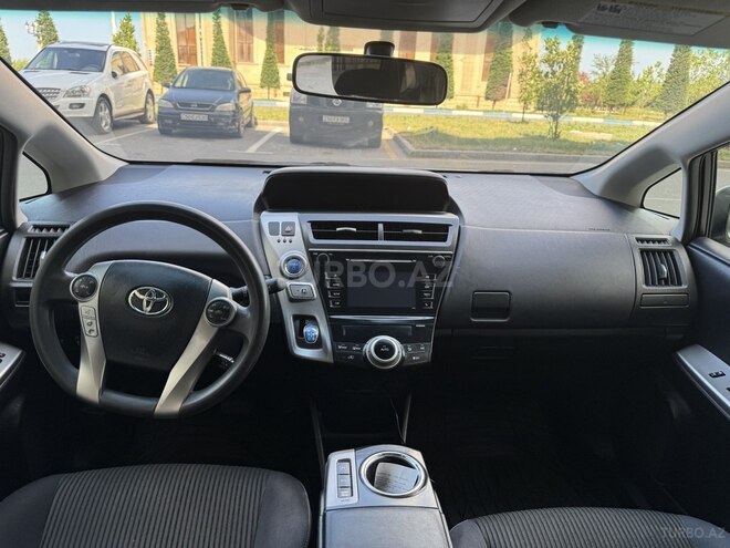 Toyota Prius V-13