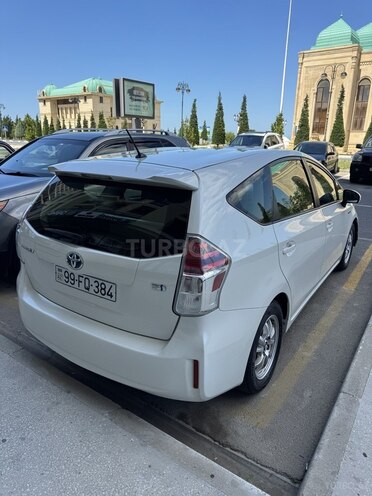 Toyota Prius V-8