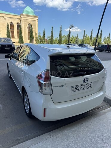 Toyota Prius V-10