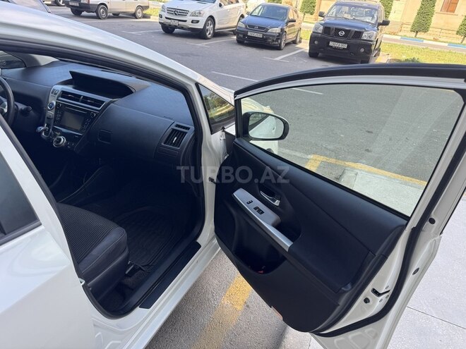 Toyota Prius V-17