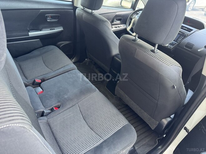 Toyota Prius V-16