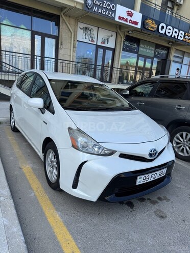 Toyota Prius V-1
