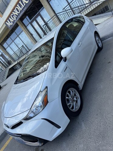 Toyota Prius V-4