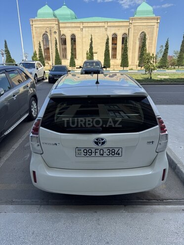 Toyota Prius V-9