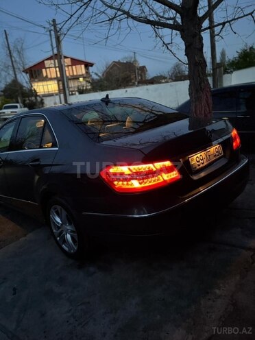 Mercedes E 220-11