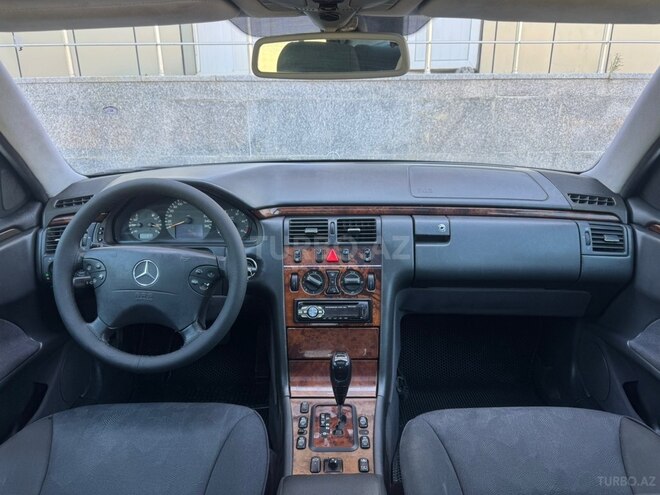 Mercedes E 270-12