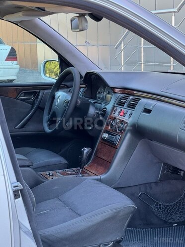 Mercedes E 270-13