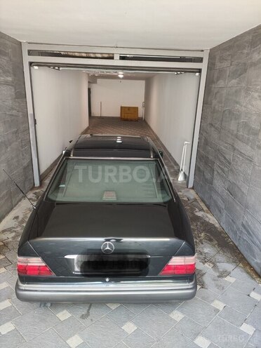 Mercedes 230 E-13