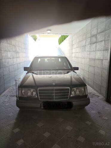 Mercedes 230 E-1