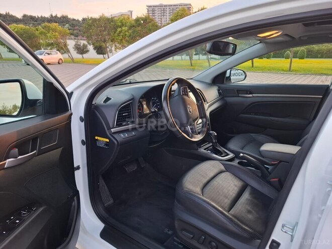 Hyundai Elantra-12