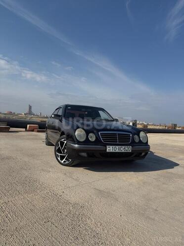 Mercedes E 280-1