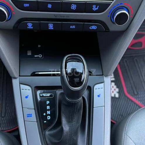 Hyundai Elantra-13