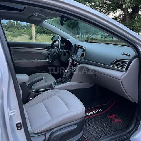 Hyundai Elantra-11