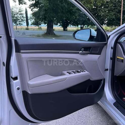 Hyundai Elantra-12