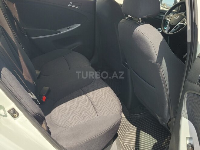Hyundai Accent-11
