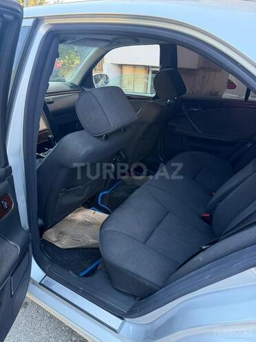Mercedes E 240-4