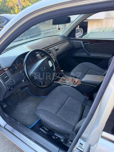 Mercedes E 240-2