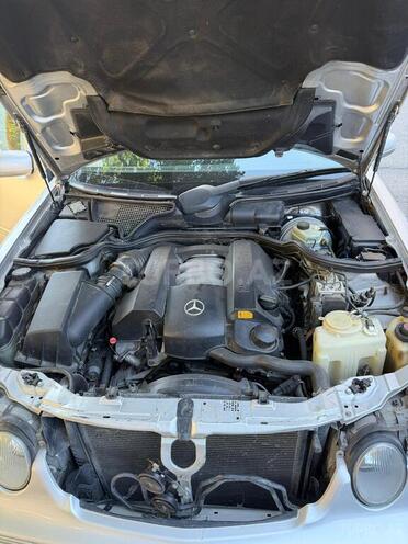 Mercedes E 240-11