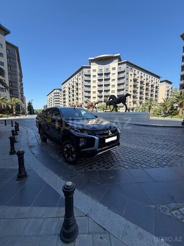 Mitsubishi L200-1