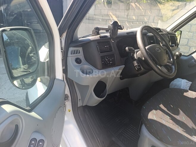 Ford Transit-10