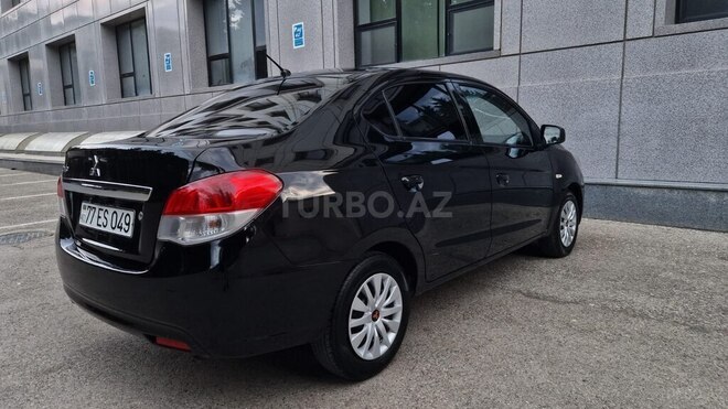 Mitsubishi Attrage-4