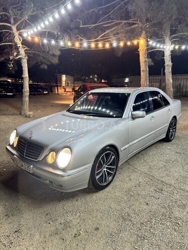 Mercedes E 240-11