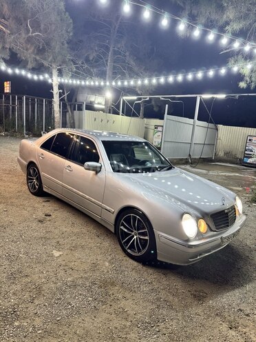 Mercedes E 240-10