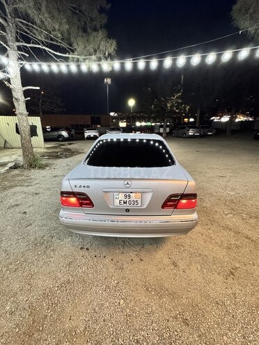 Mercedes E 240-8