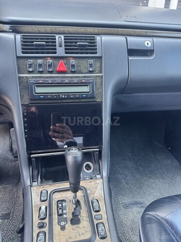 Mercedes E 240-2