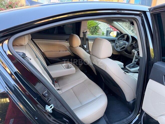 Hyundai Elantra-17