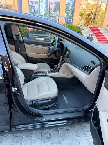 Hyundai Elantra-13