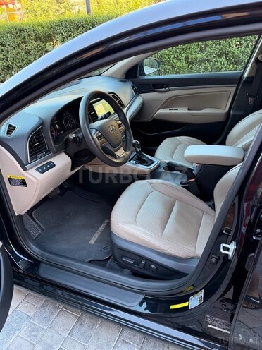 Hyundai Elantra-12