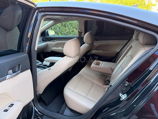 Hyundai Elantra-16