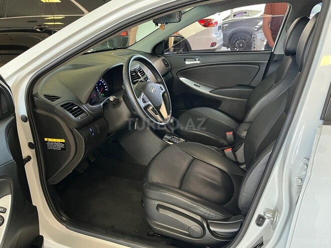 Hyundai Accent-12