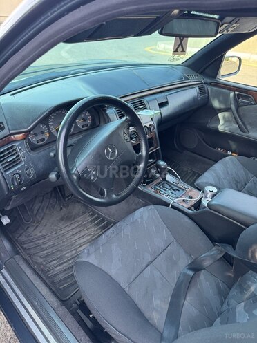 Mercedes E 230-5
