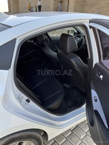 Hyundai Accent-7