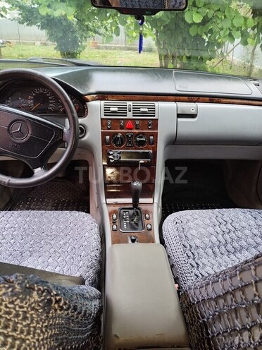 Mercedes E 230-7