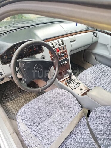 Mercedes E 230-10