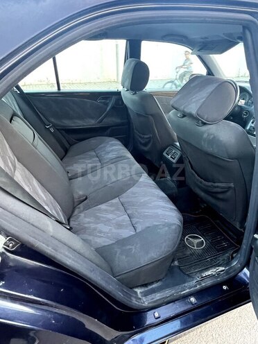 Mercedes E 220-10