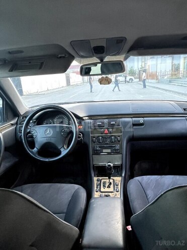 Mercedes E 220-12