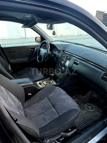 Mercedes E 220-11